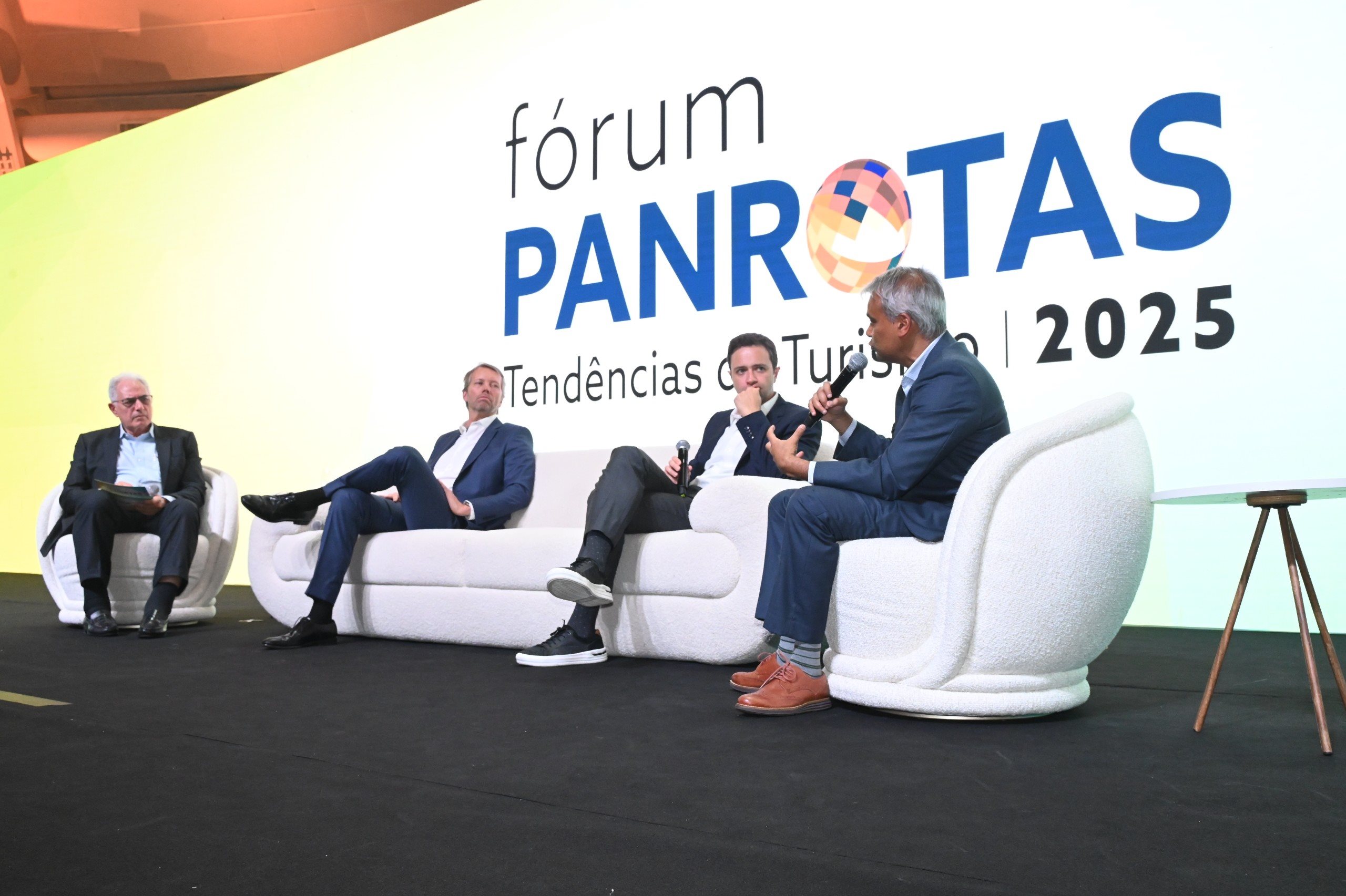 O CEO da Latam Brasil, Jerome Cadier, disse a frase que abre esta matéria porque, no palco do Fórum PANROTAS 2025, havia um sofá e duas poltronas