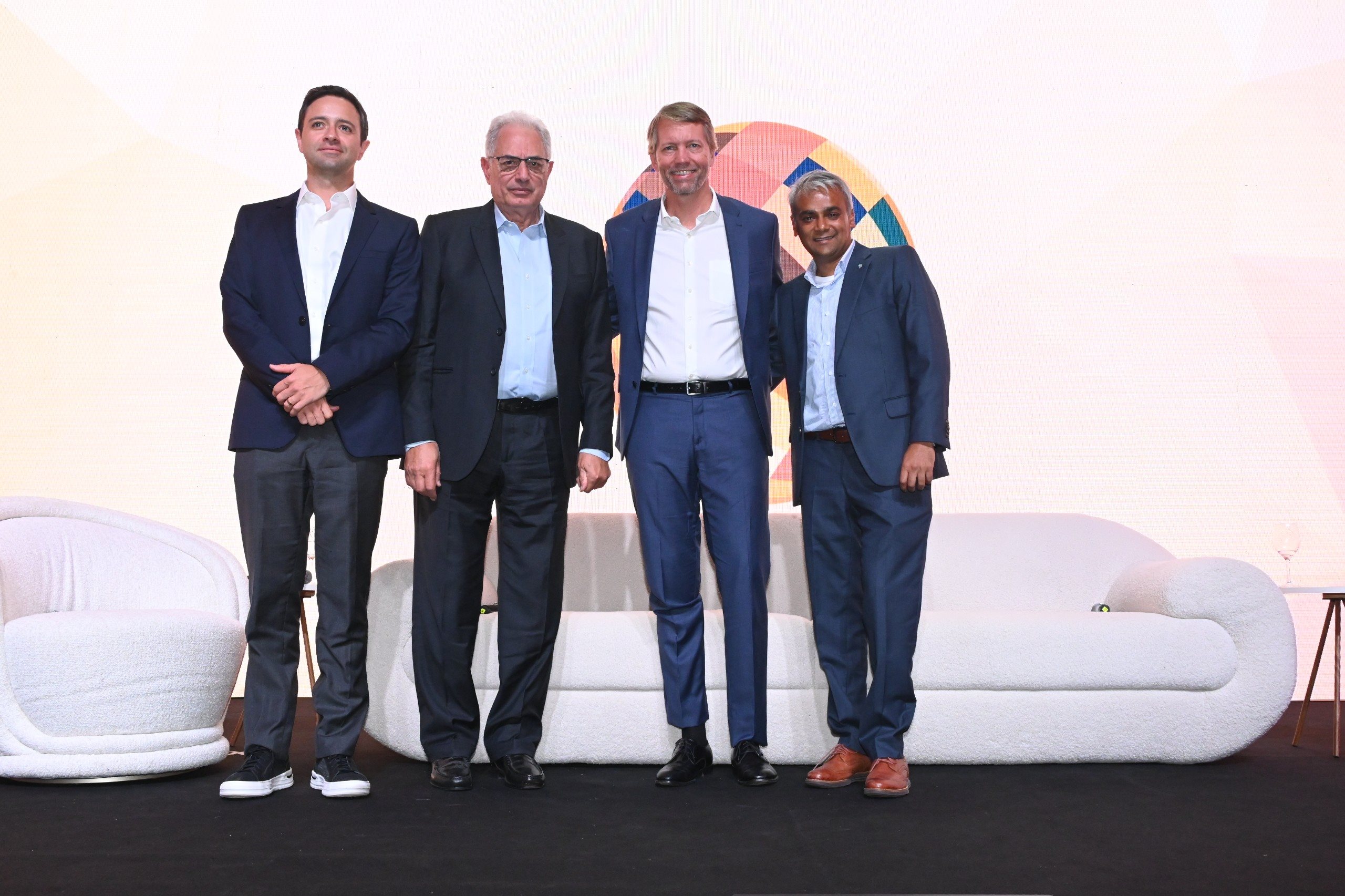 Celso Ferrer, CEO da Gol, Willian Waack, mediador e jornalista, Jerome Cadier, CEO da Latam Brasil, e Abhi Shah, presidente da Azul