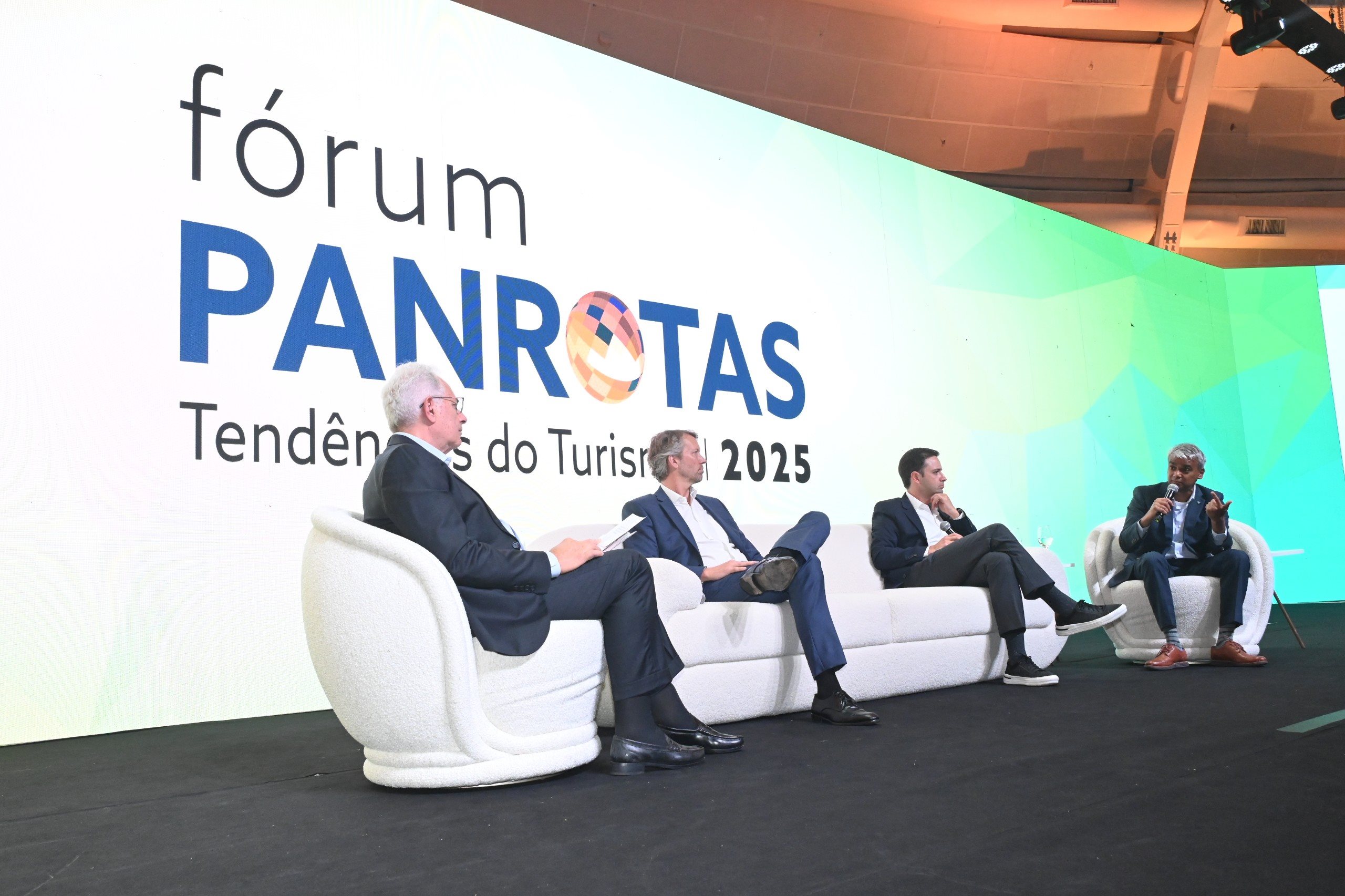 Willian Waack, moderador, Jerome Cadier, CEO da Latam Brasil, Celso Ferrer, CEO da Gol, e Abhi Shah, presidente da Azul