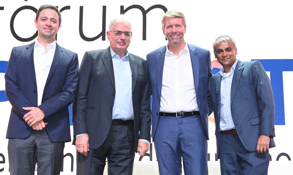 Celso Ferrer, CEO da Gol, Willian Waack, moderador e jornalista, Jerome Cadier, CEO da Latam Brasil, e Abhi Shah, presidente da Azul