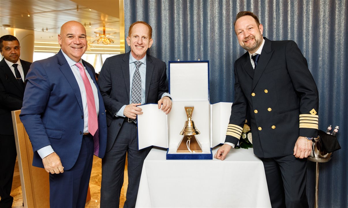 David J. Herrera, presidente da Norwegian Cruise Line, Harry J. Sommer, presidente e diretor executivo da Norwegian Cruise Line Holdings Ltd., e Robert Lunderberg, capitão do Norwegian Aqua