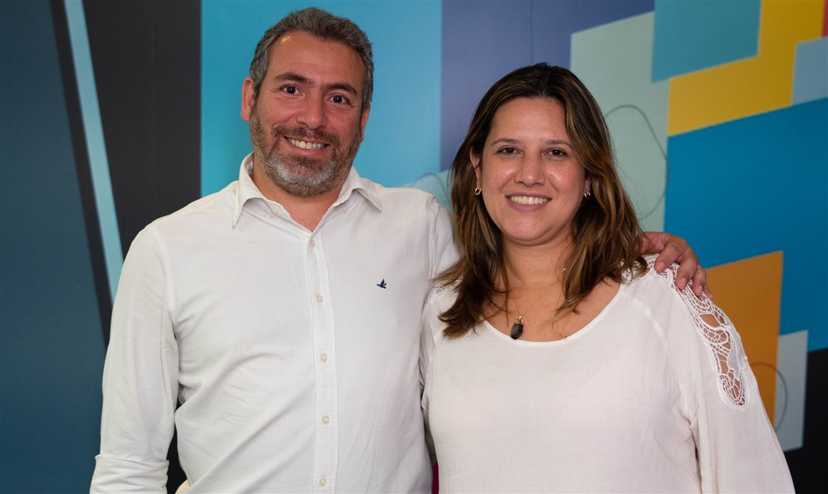 Ricardo Bezerra, gerente comercial sênior, e Alessandra Castro, nova gerente de Operações e Qualidade da Azul Viagens