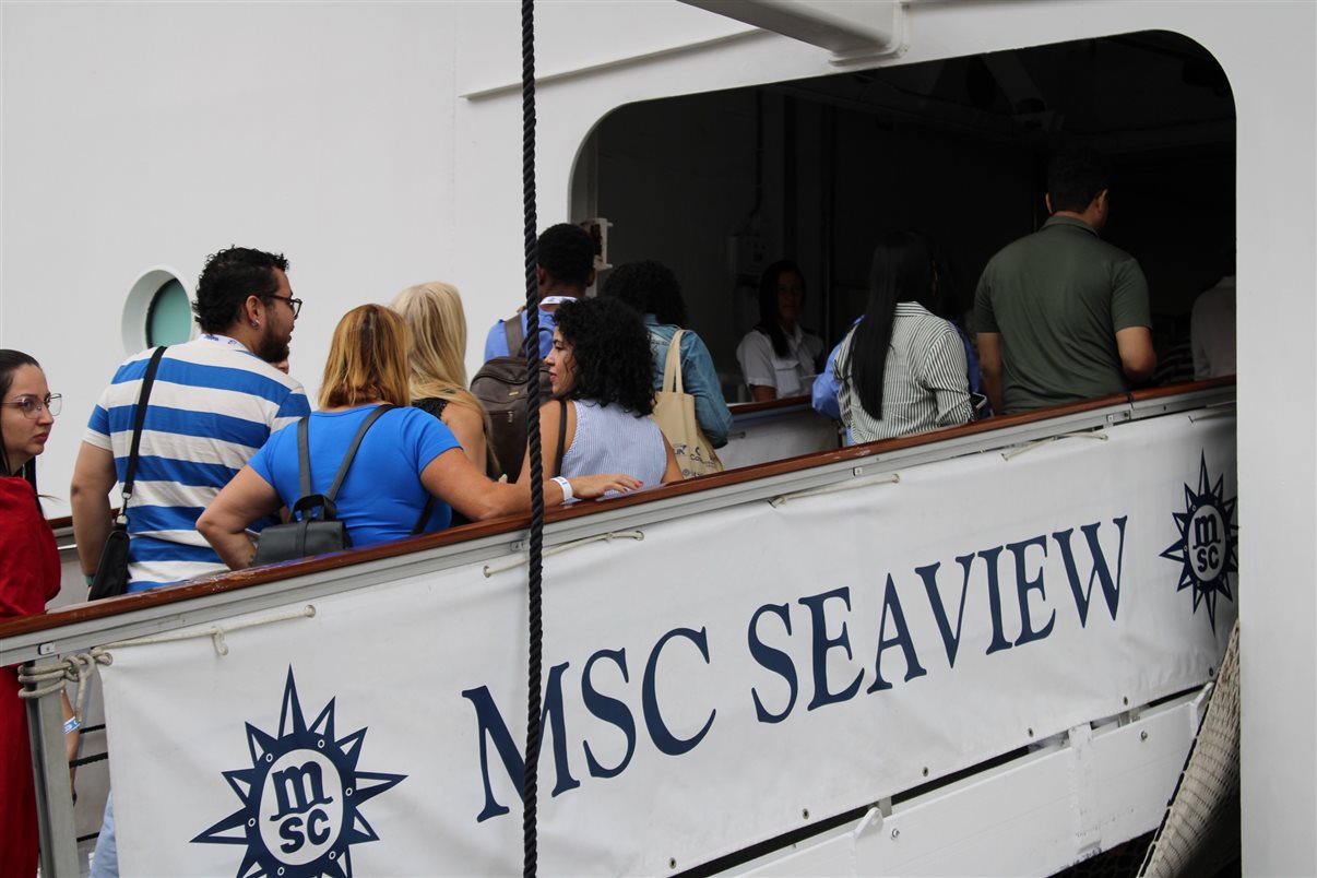 Agentes de viagens embarcando no MSC Seaview em Santos