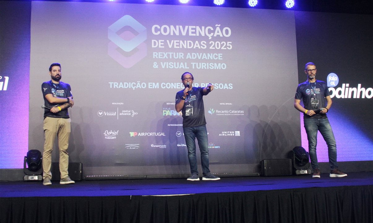 Fabio Godinho, CEO da CVC Corp, entre Hugo Lagares, diretor da Visual Turismo, e Marvio Mansur, diretor da Rextur Advance, na abertura da programação oficial da Convenção. 