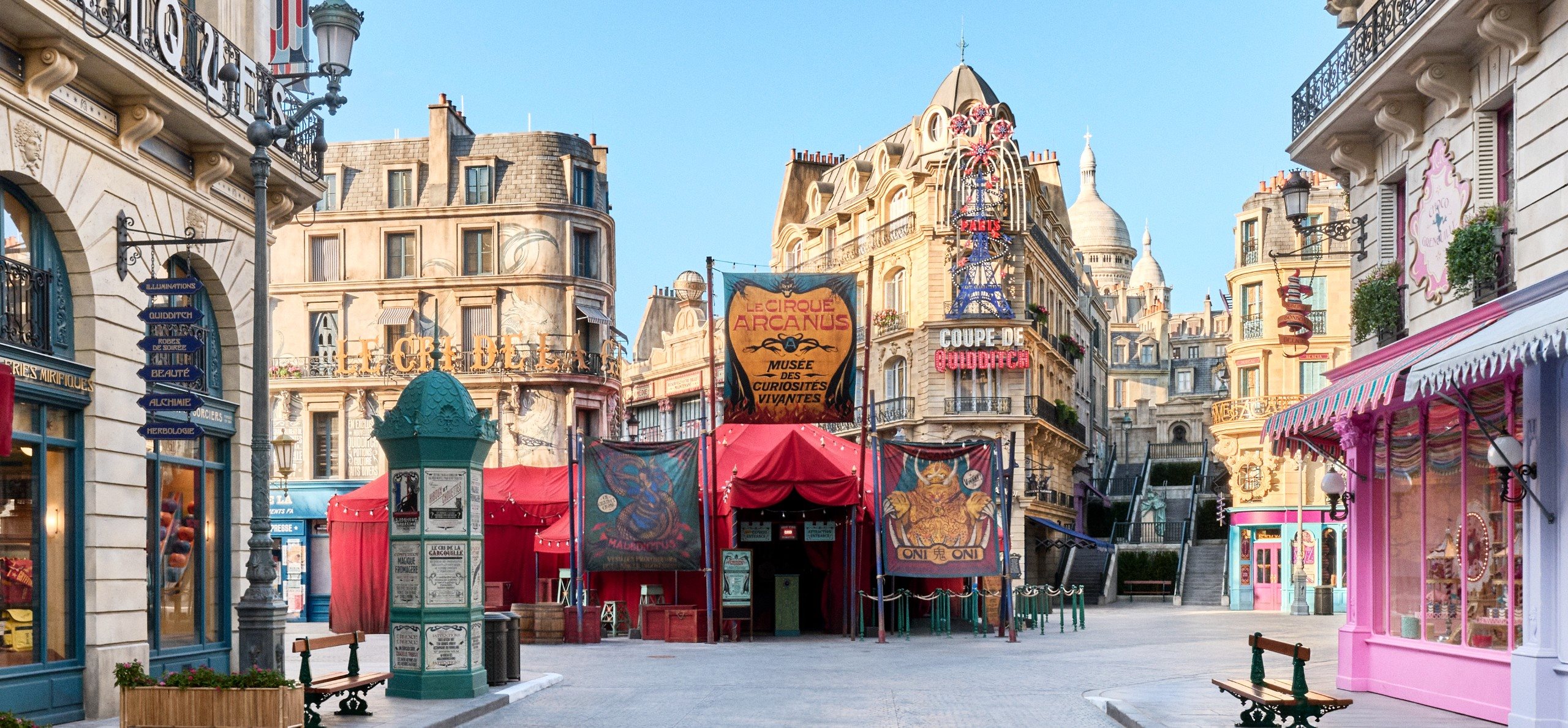 Na Place Cachée, os visitantes encontrarão vários restaurantes, como o Café L'air De La Sirène, opções de compras, como na Les Galeries Mirifiques, entre outros atrativos