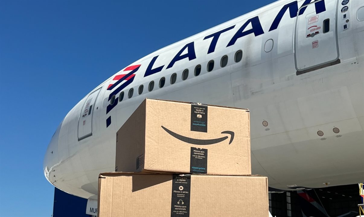 Pacotes serão transportados no compartimento inferior das aeronaves de passageiros da Latam e também em aeronaves cargueiras da Latam Cargo