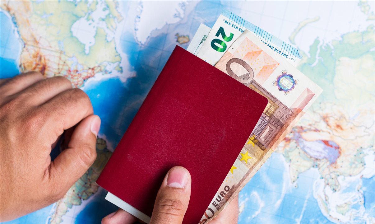 Com a mudança, por exemplo, uma família de 10 membros que, até então, pagaria a taxa única de € 518, deve recolher € 6.000, para seguir com o processo