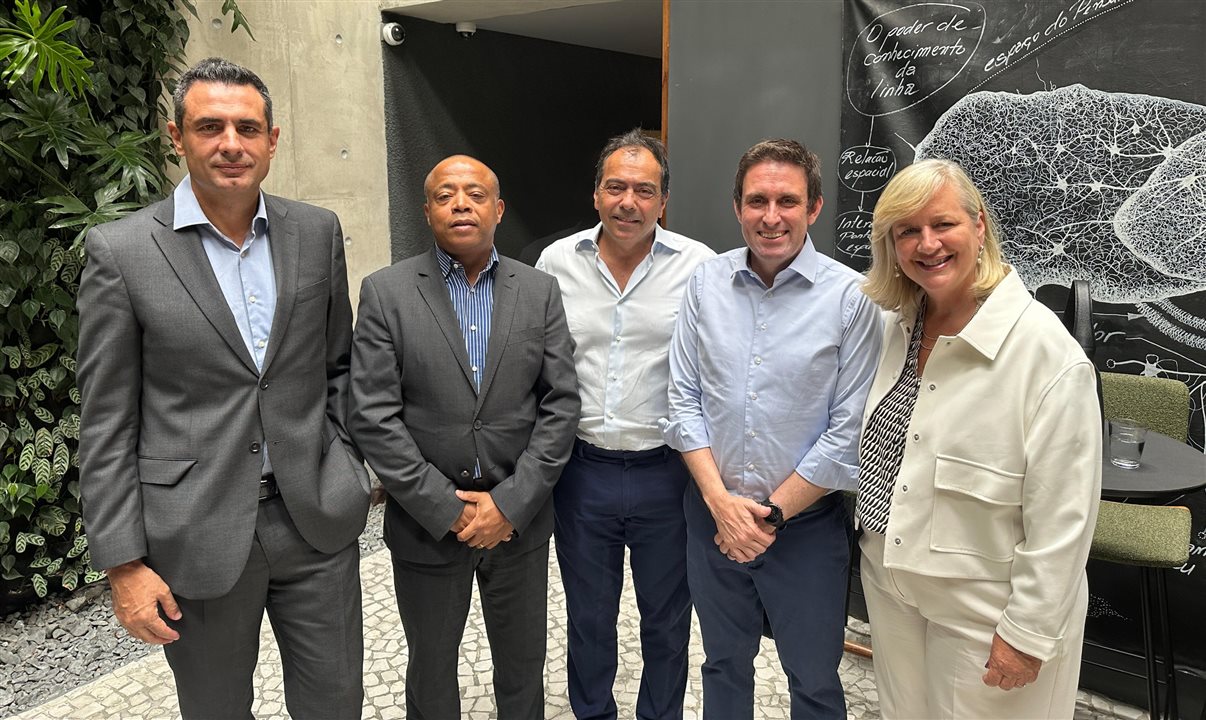 Carlos Antunes (Tap), Stephane Perard (Emirates), Tomas Perez (Teresa Perez Tours), Fábio Camargo (Terminal BTG) e Annette Taeuber (Grupo Lufthansa) na inauguração do novo menu do terminal vip