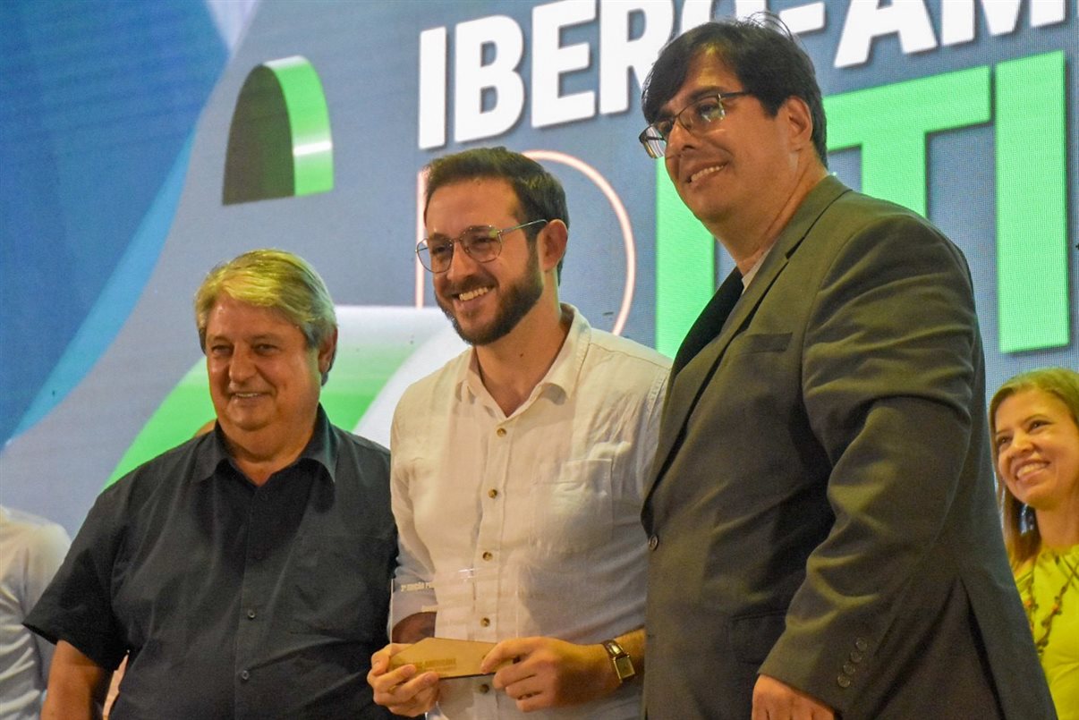 A cantora Marcia Cordeiro abriu a premiação.
