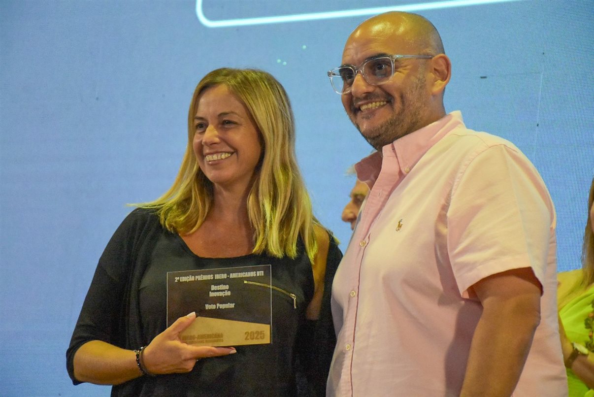 A cantora Marcia Cordeiro abriu a premiação.