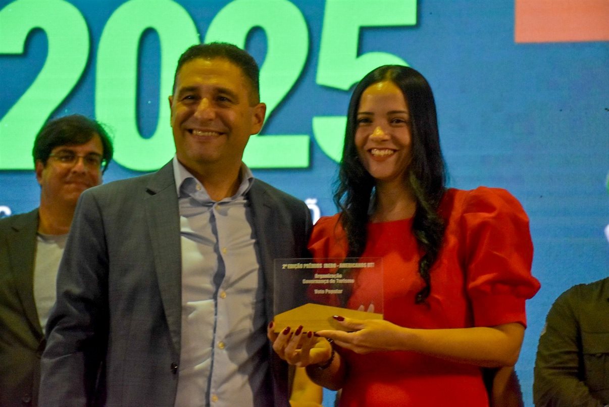 A cantora Marcia Cordeiro abriu a premiação.