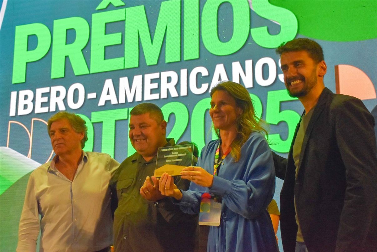 A cantora Marcia Cordeiro abriu a premiação.