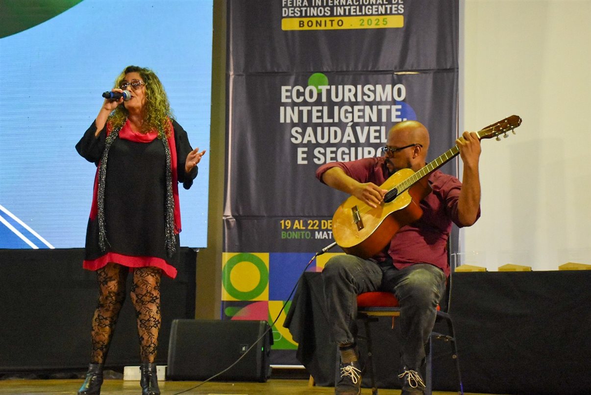 A cantora Marcia Cordeiro abriu a premiação.
