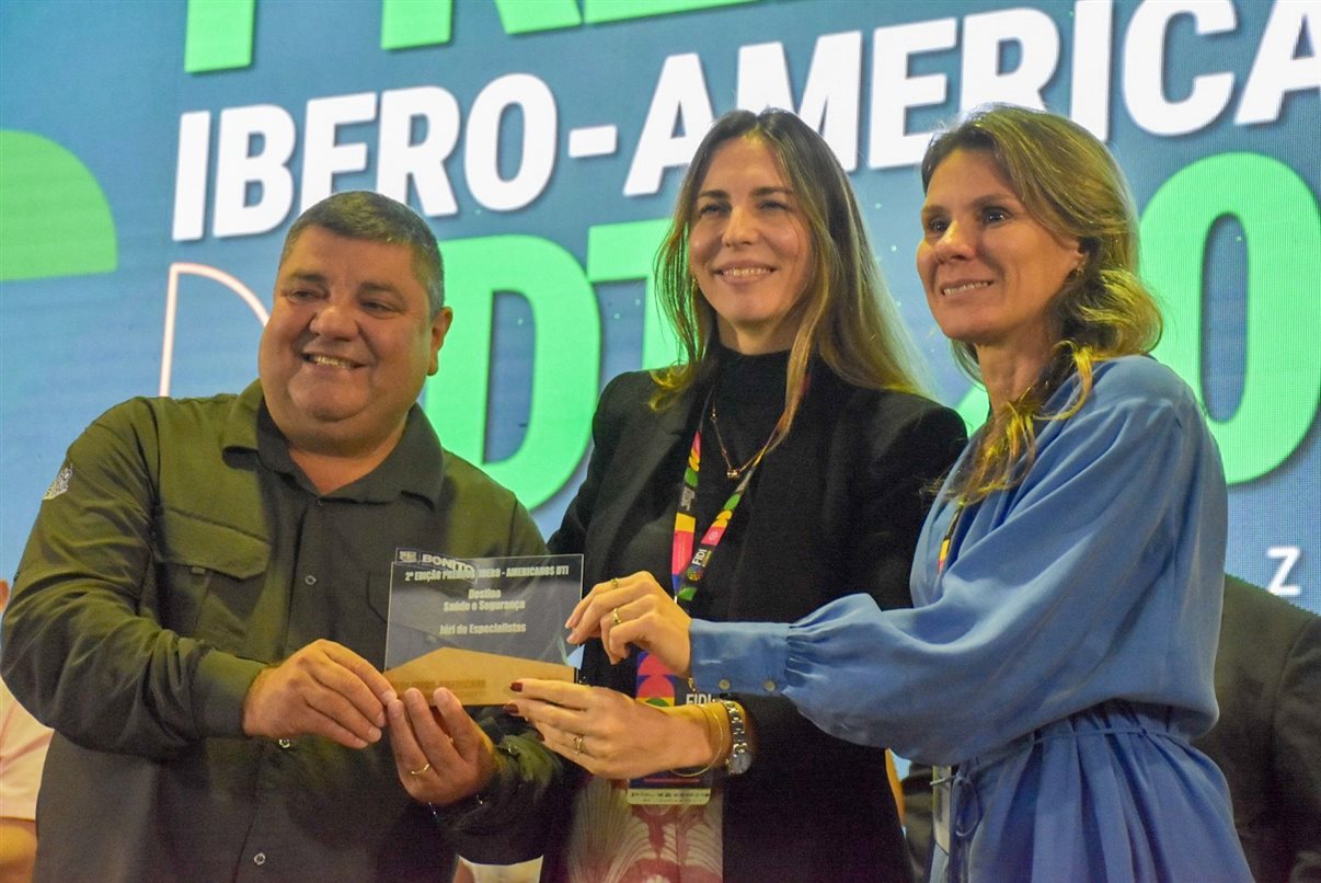 A cantora Marcia Cordeiro abriu a premiação.