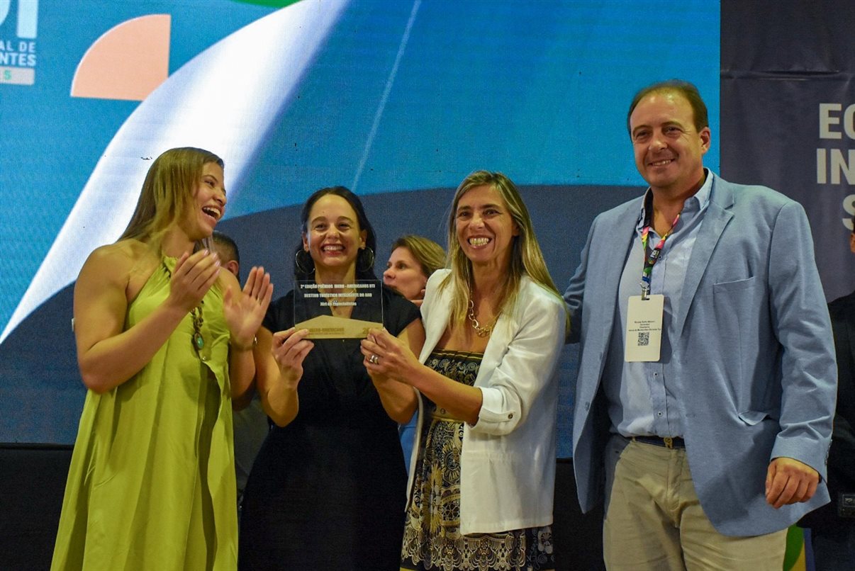A cantora Marcia Cordeiro abriu a premiação.