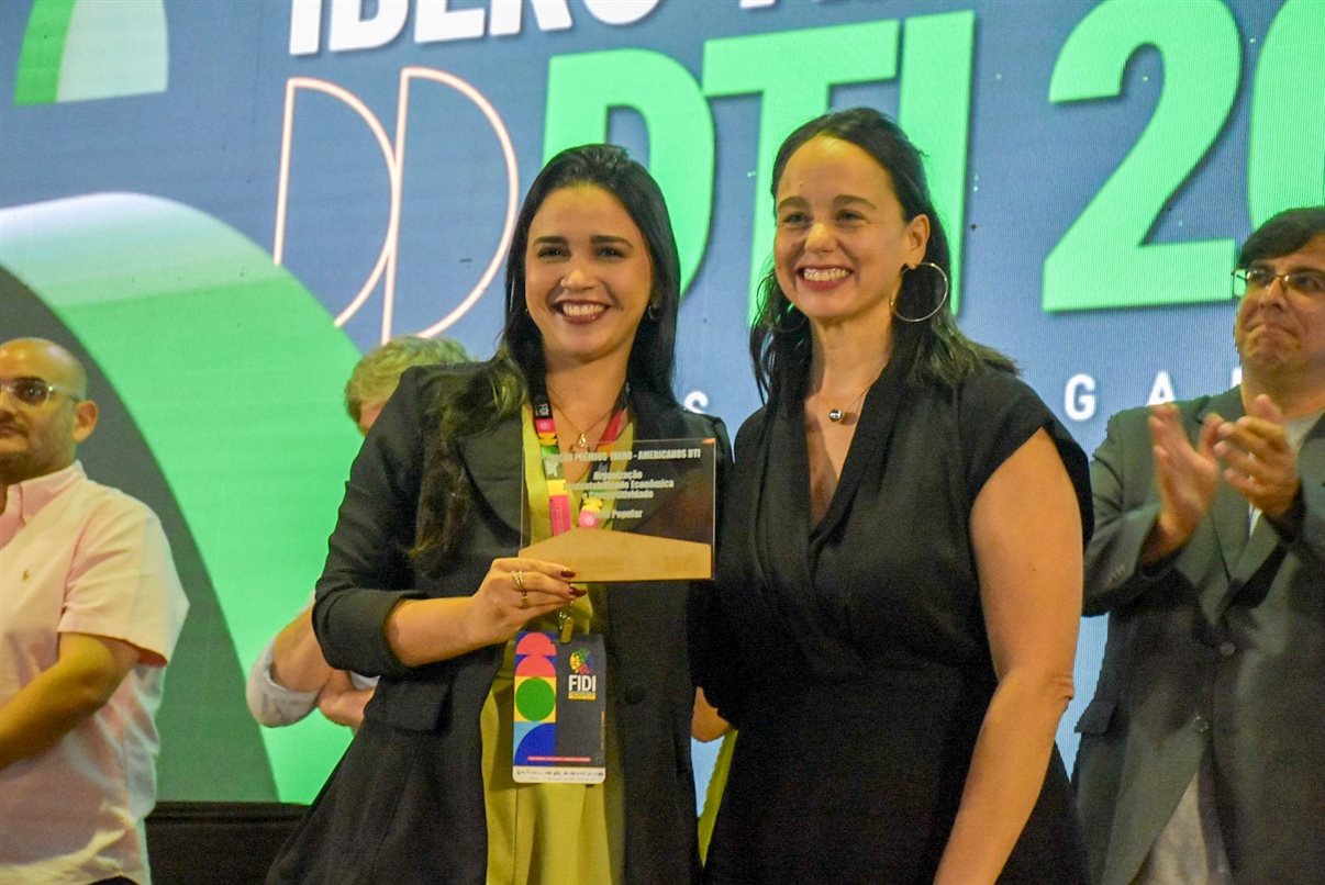 A cantora Marcia Cordeiro abriu a premiação.