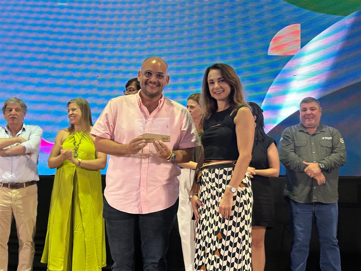 A cantora Marcia Cordeiro abriu a premiação.