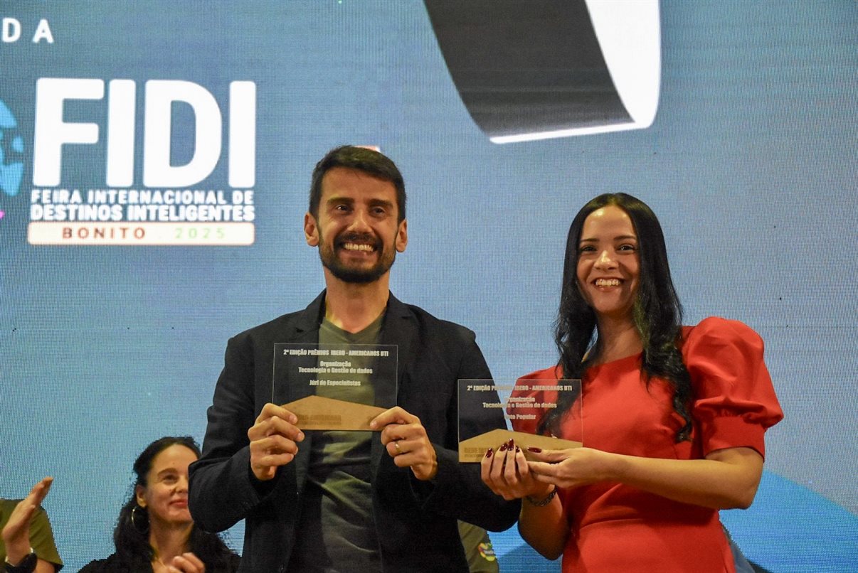 Representantes da Fundtur de Mato Grosso do Sul recebem premiação pela inovação tecnológica da plataforma Alumia durante FIDI 2025 em Bonito