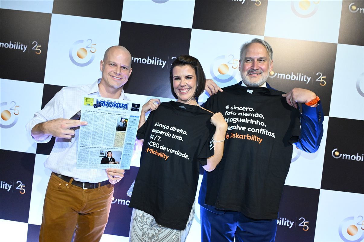 José Guilherme Alcorta, da PANROTAS, presenteia Michelle Tonon e Oskar Kedor, da Mobility na festa de 25 anos da empresa