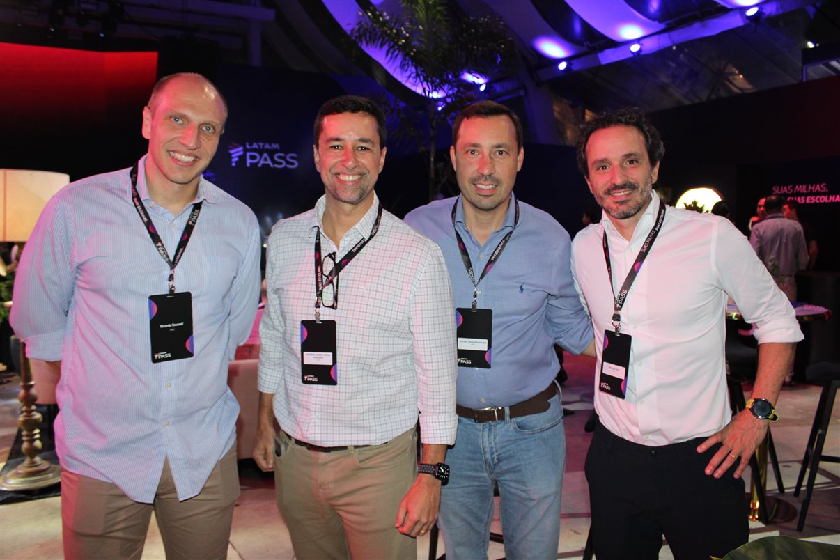 Martin Holdschmidt, do Latam Pass, com Renato Silva, Beatriz Barros e Eduardo Reboredo, da Latam