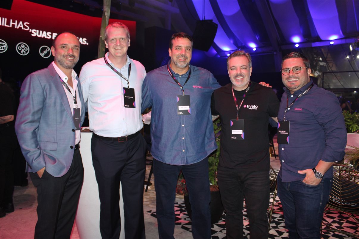 Martin Holdschmidt, do Latam Pass, com Renato Silva, Beatriz Barros e Eduardo Reboredo, da Latam