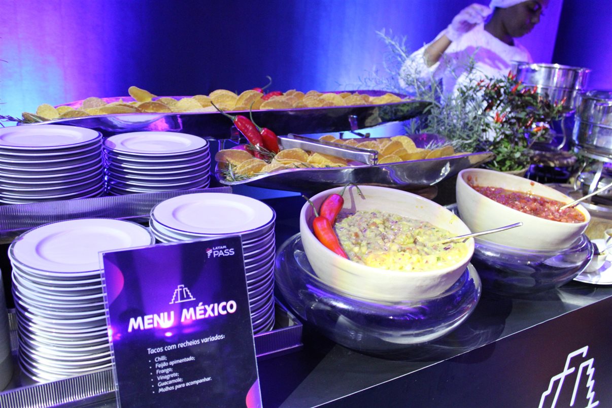 Martin Holdschmidt, do Latam Pass, com Renato Silva, Beatriz Barros e Eduardo Reboredo, da Latam