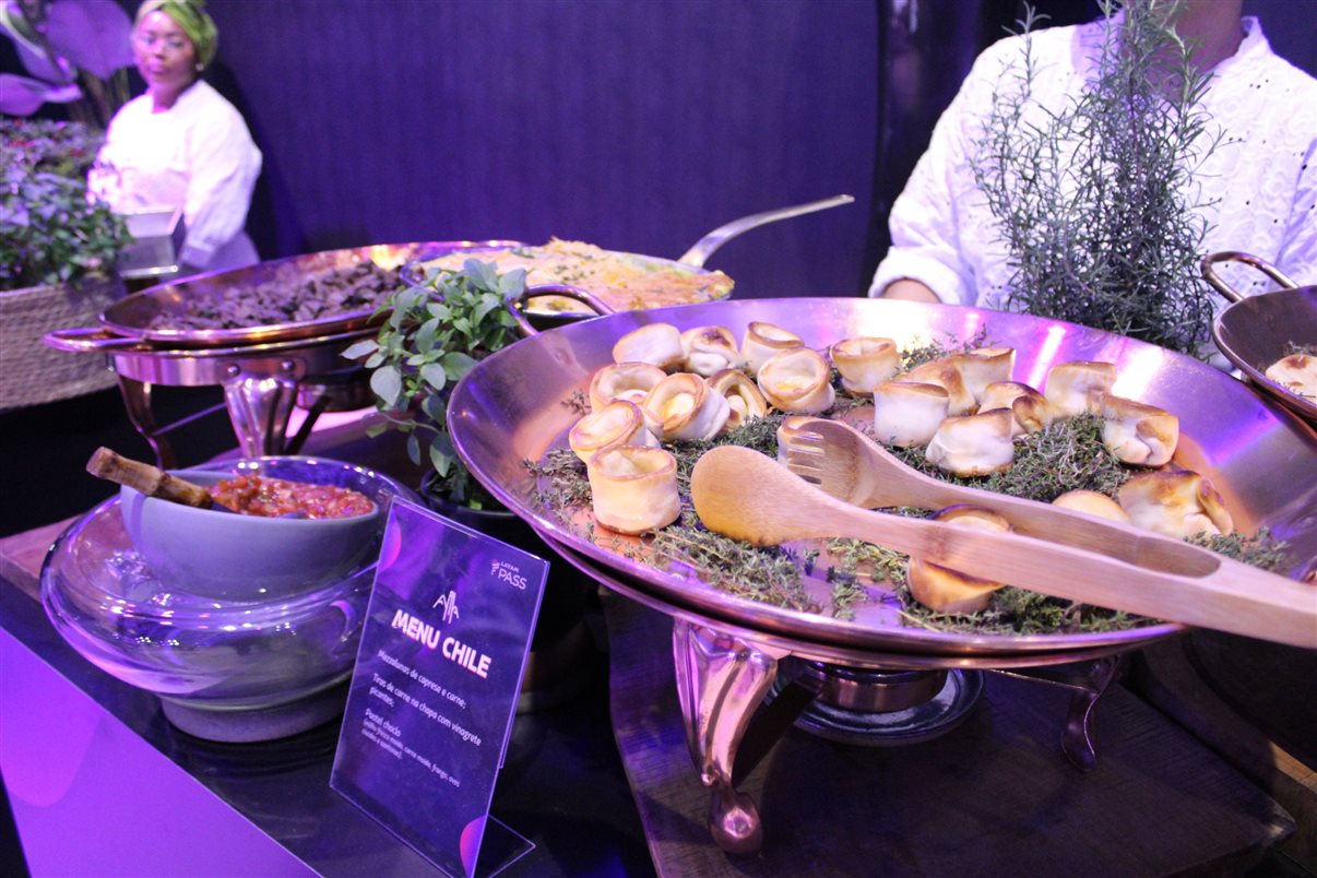 Martin Holdschmidt, do Latam Pass, com Renato Silva, Beatriz Barros e Eduardo Reboredo, da Latam