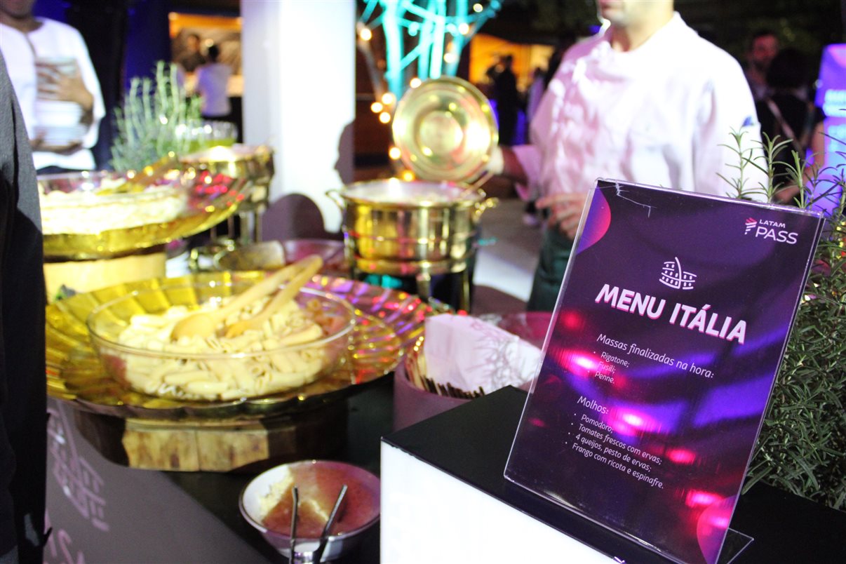 Martin Holdschmidt, do Latam Pass, com Renato Silva, Beatriz Barros e Eduardo Reboredo, da Latam