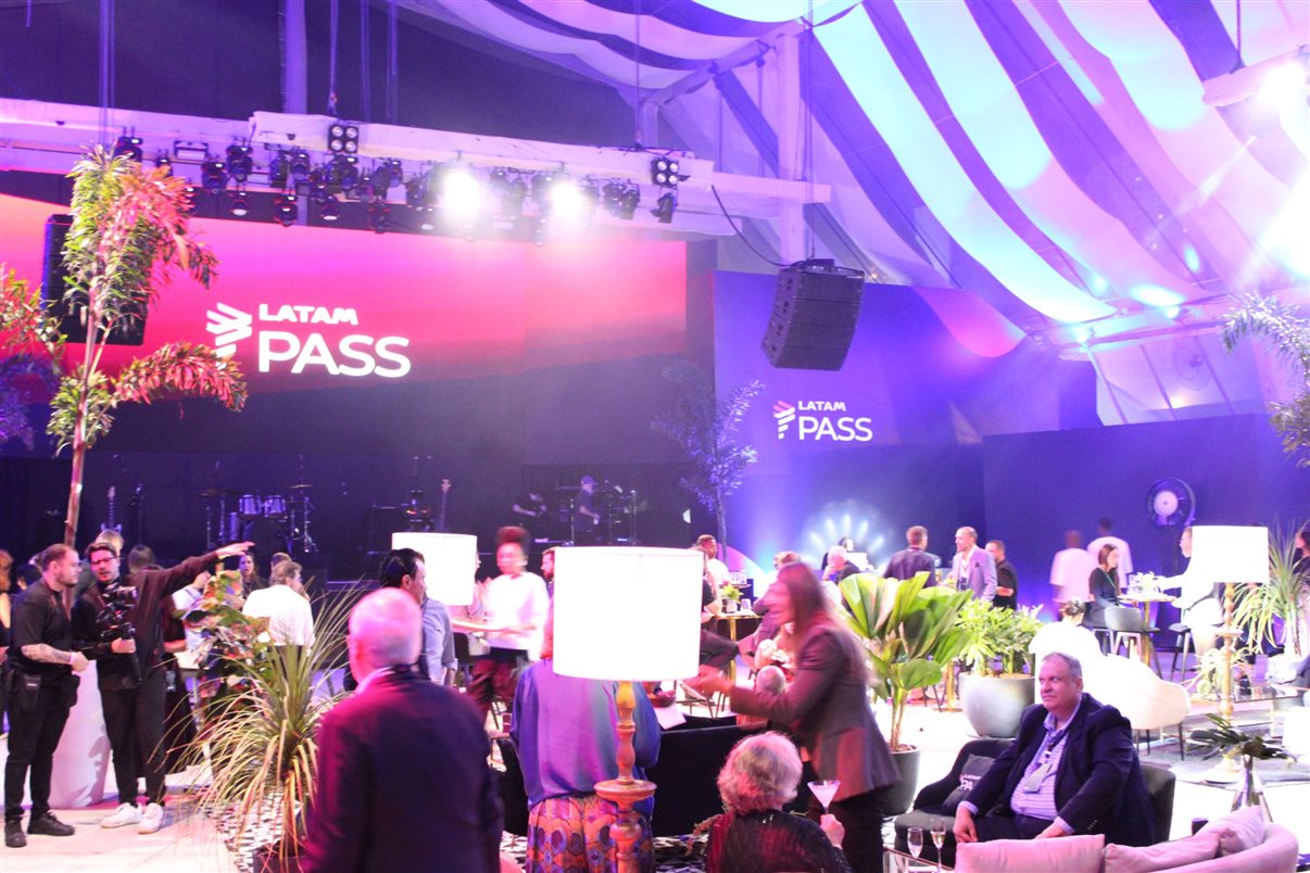 Martin Holdschmidt, do Latam Pass, com Renato Silva, Beatriz Barros e Eduardo Reboredo, da Latam