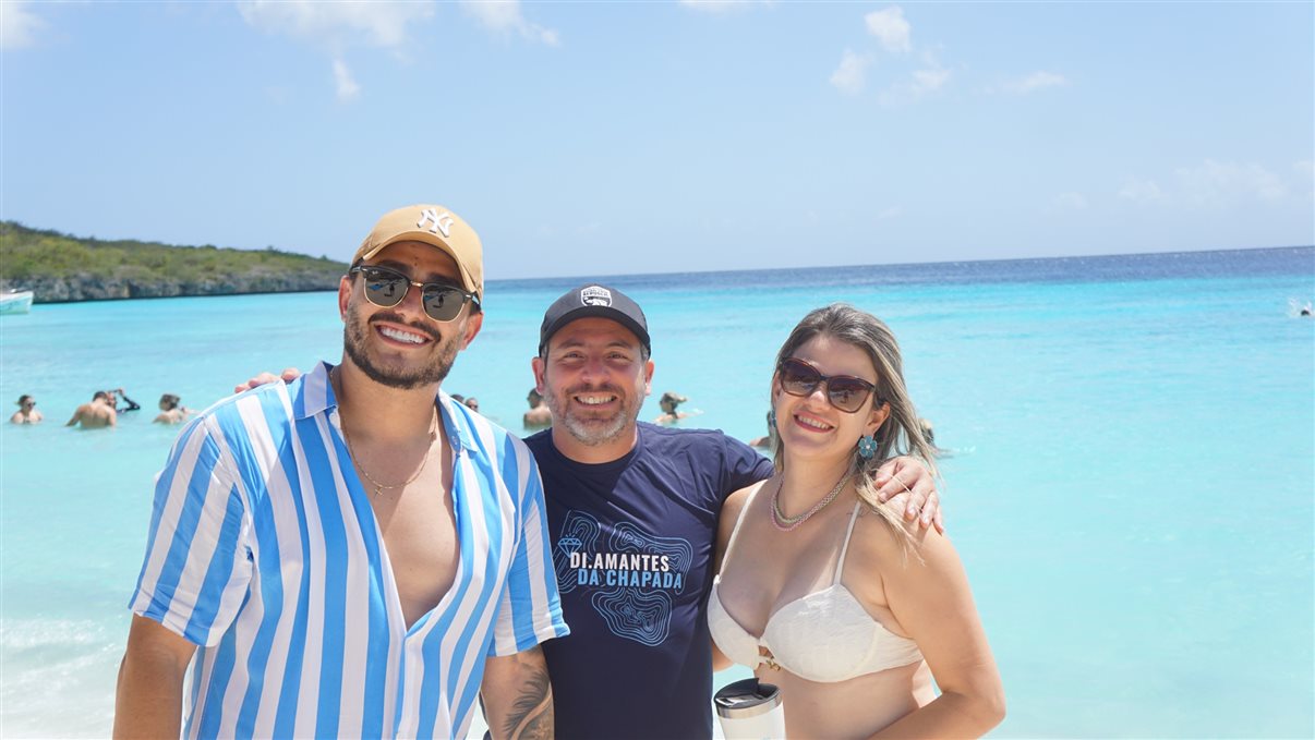 Ricardo Bezerra, gerente comercial da Azul Viagens, entre dois agentes campeões de vendas: Leonardo Bernardes Morais e Solange de Souza Carréra, na praia de Cas Abou