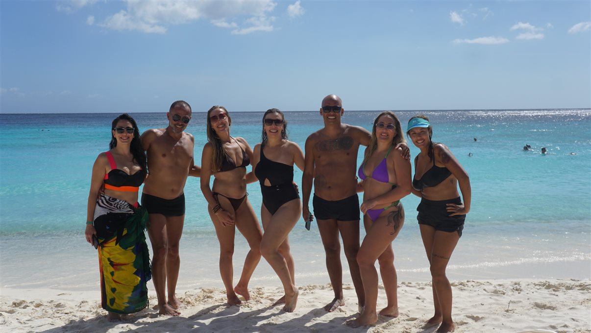 Ricardo Bezerra, gerente comercial da Azul Viagens, entre dois agentes campeões de vendas: Leonardo Bernardes Morais e Solange de Souza Carréra, na praia de Cas Abou