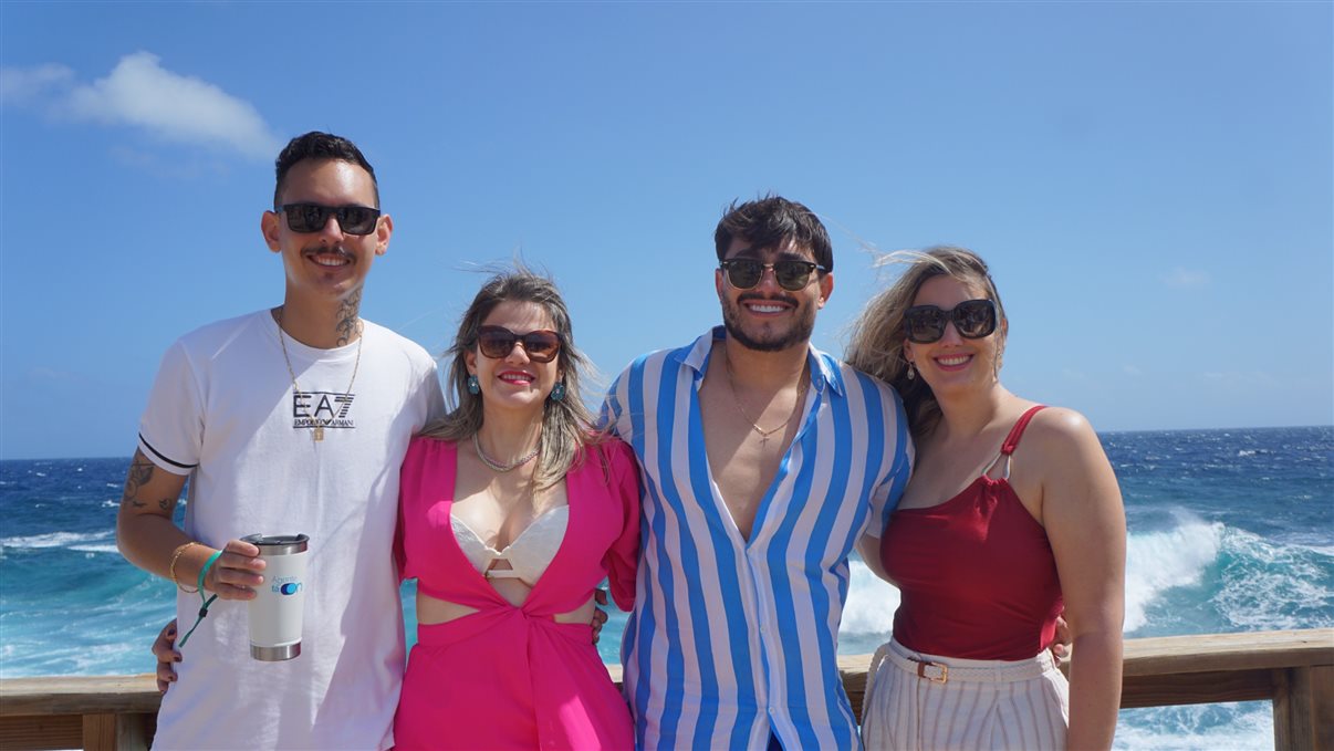 Ricardo Bezerra, gerente comercial da Azul Viagens, entre dois agentes campeões de vendas: Leonardo Bernardes Morais e Solange de Souza Carréra, na praia de Cas Abou