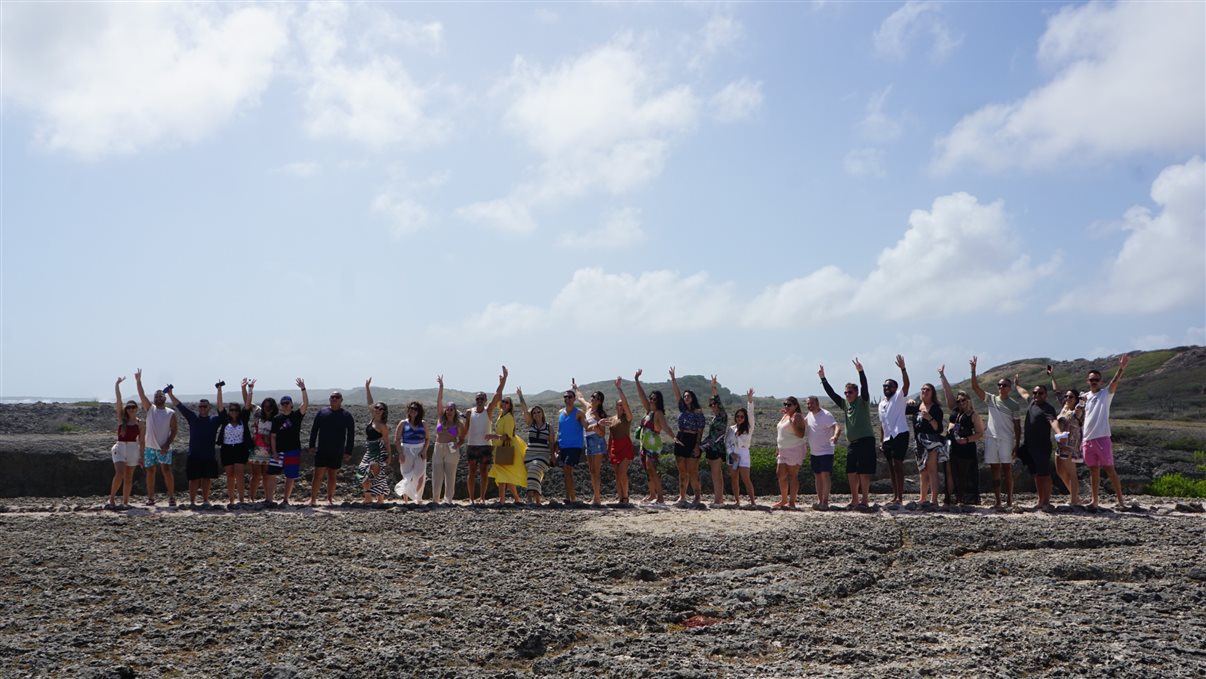 Ricardo Bezerra, gerente comercial da Azul Viagens, entre dois agentes campeões de vendas: Leonardo Bernardes Morais e Solange de Souza Carréra, na praia de Cas Abou