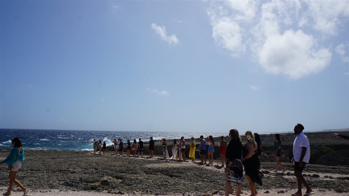 Ricardo Bezerra, gerente comercial da Azul Viagens, entre dois agentes campeões de vendas: Leonardo Bernardes Morais e Solange de Souza Carréra, na praia de Cas Abou