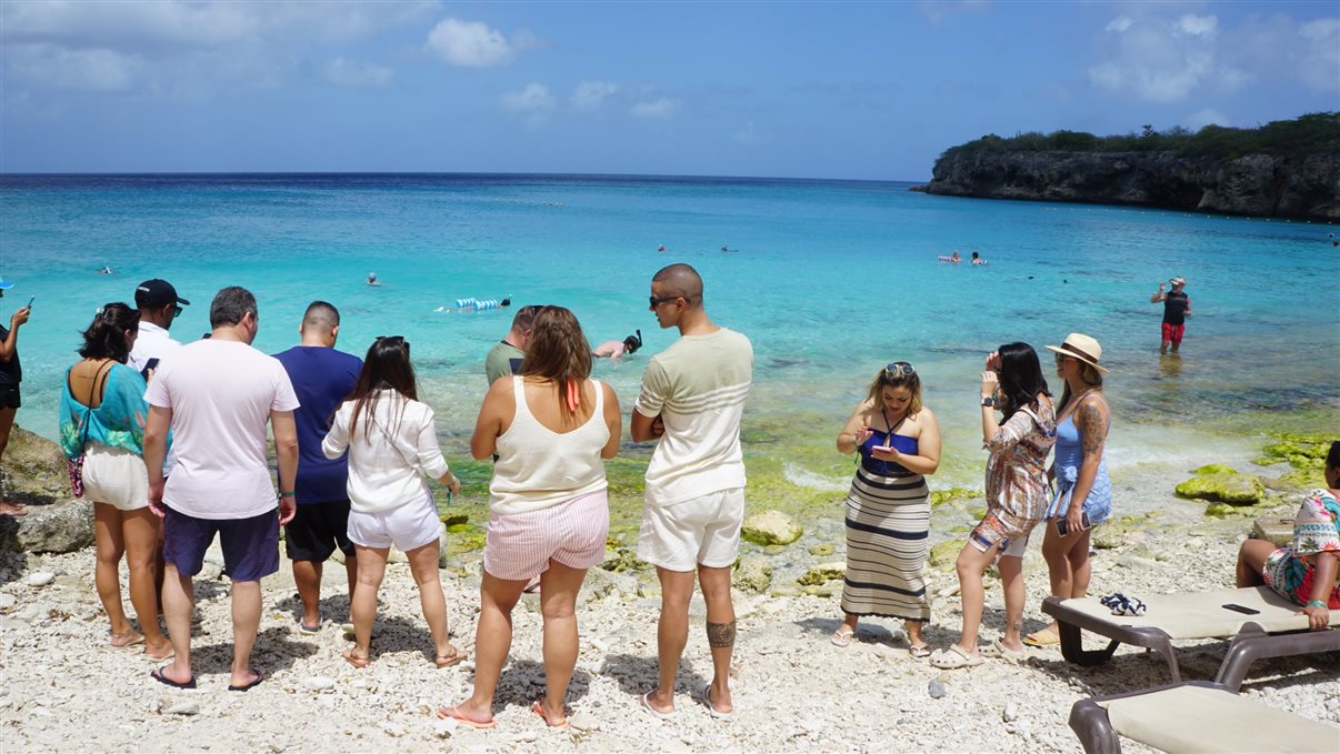 Ricardo Bezerra, gerente comercial da Azul Viagens, entre dois agentes campeões de vendas: Leonardo Bernardes Morais e Solange de Souza Carréra, na praia de Cas Abou