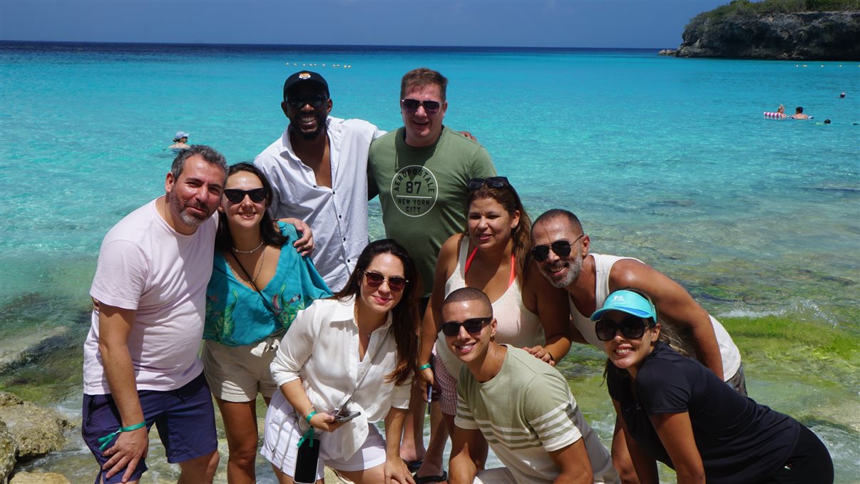 Ricardo Bezerra, gerente comercial da Azul Viagens, entre dois agentes campeões de vendas: Leonardo Bernardes Morais e Solange de Souza Carréra, na praia de Cas Abou