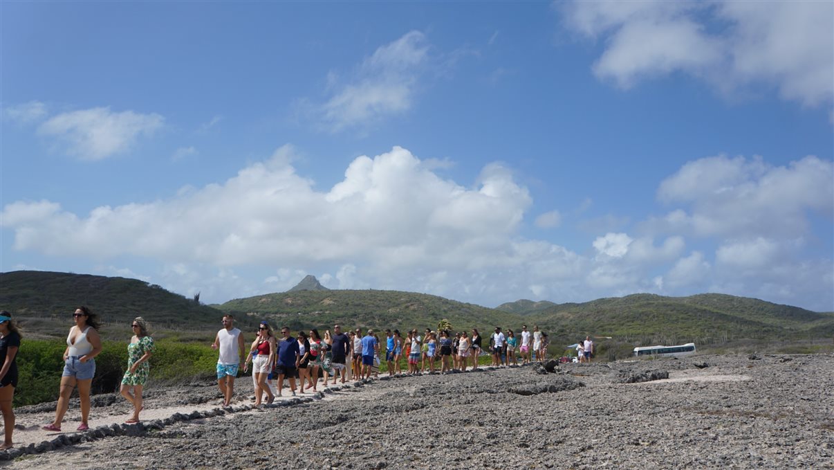 Ricardo Bezerra, gerente comercial da Azul Viagens, entre dois agentes campeões de vendas: Leonardo Bernardes Morais e Solange de Souza Carréra, na praia de Cas Abou