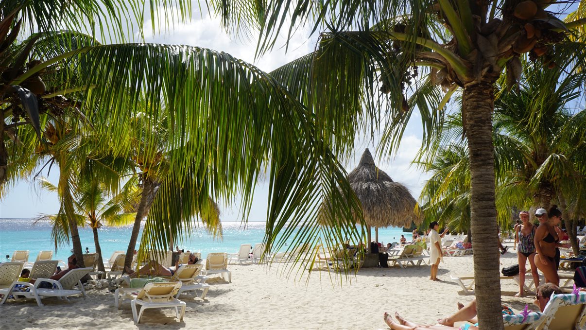 Ricardo Bezerra, gerente comercial da Azul Viagens, entre dois agentes campeões de vendas: Leonardo Bernardes Morais e Solange de Souza Carréra, na praia de Cas Abou