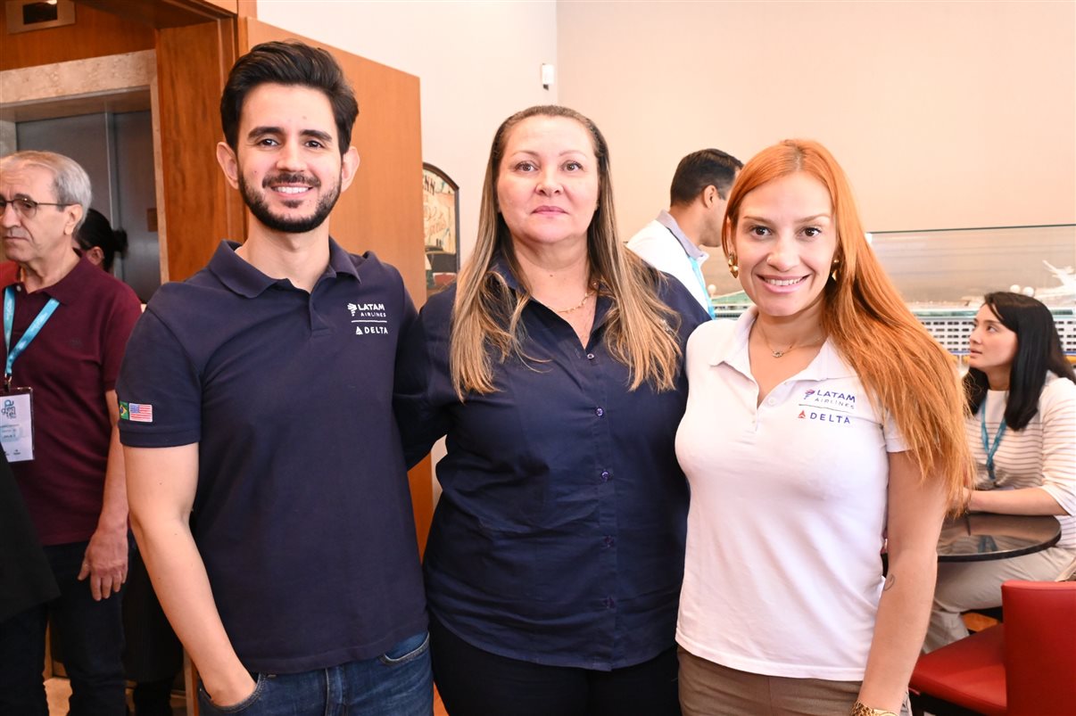 Mario Borges, da R11, entre equipes da Ancoradouro e Mondiale