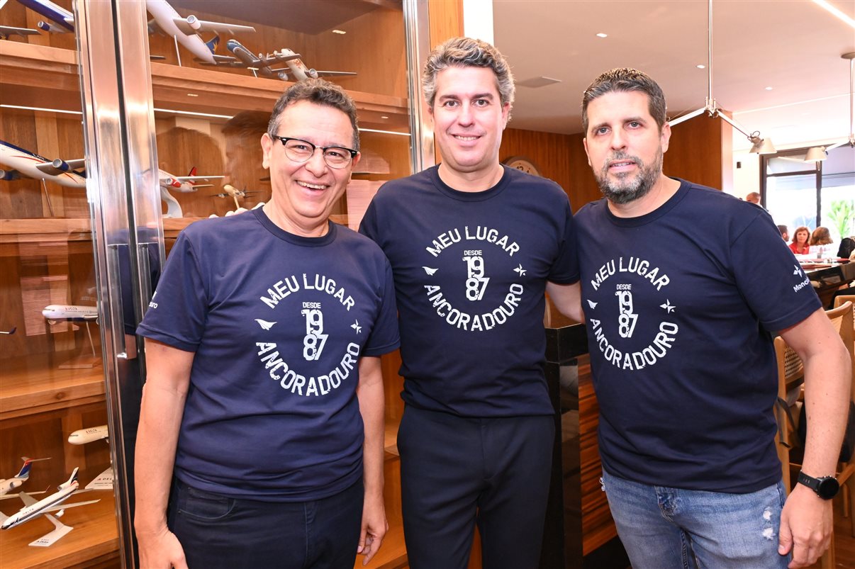 Mario Borges, da R11, entre equipes da Ancoradouro e Mondiale