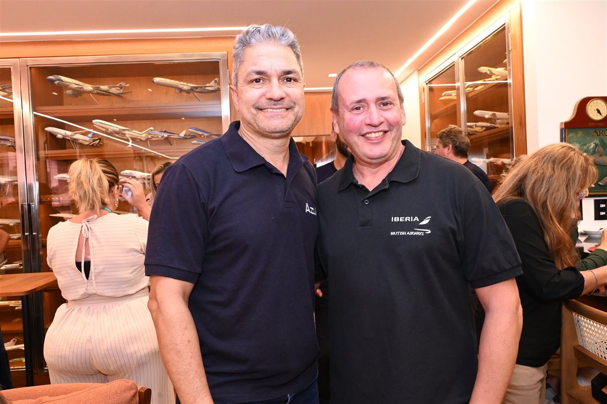 Mario Borges, da R11, entre equipes da Ancoradouro e Mondiale