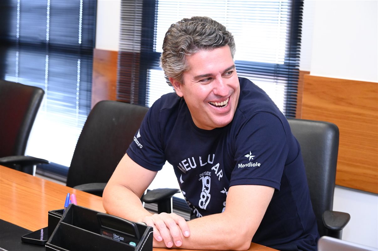 Mario Borges, da R11, entre equipes da Ancoradouro e Mondiale