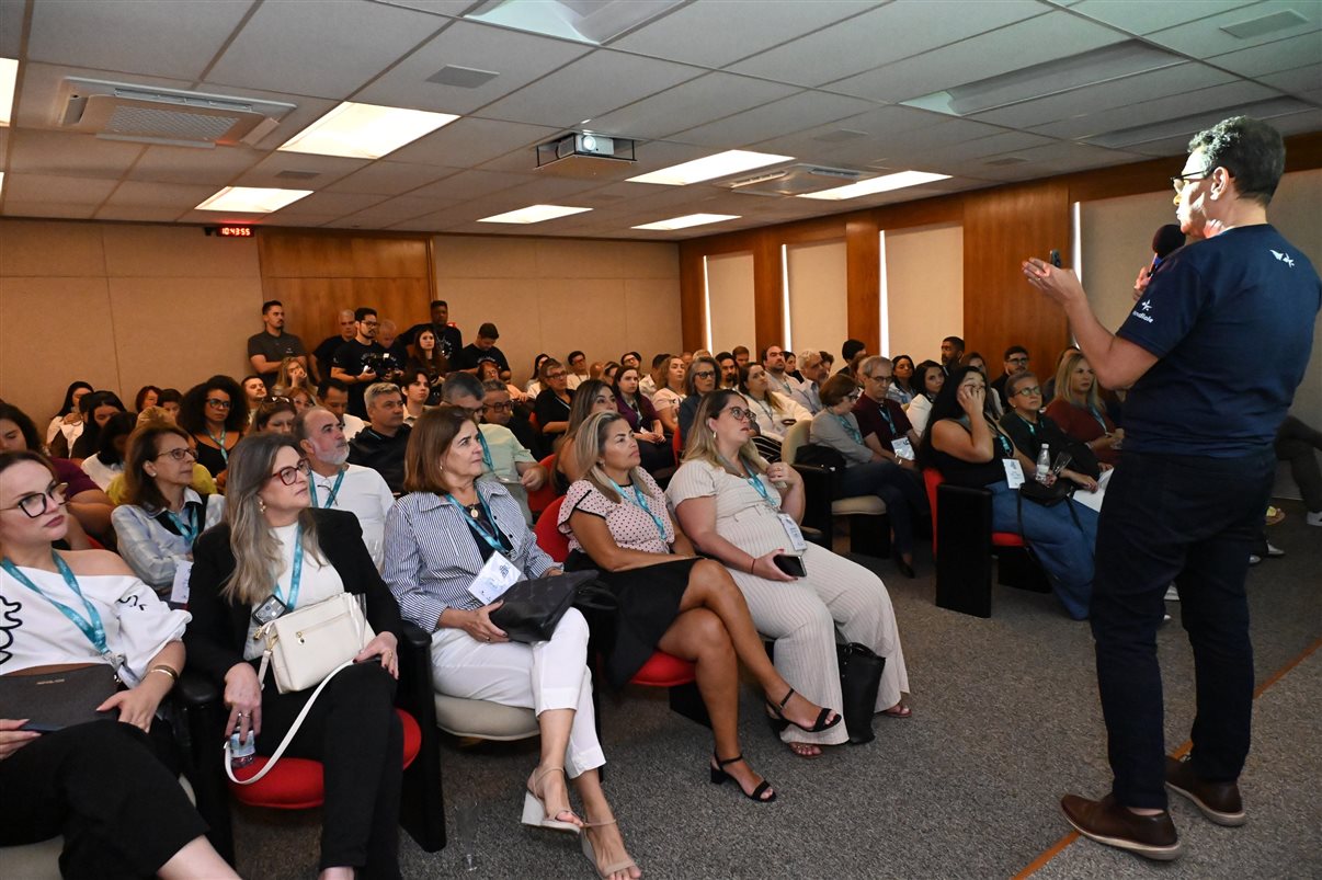 Mario Borges, da R11, entre equipes da Ancoradouro e Mondiale