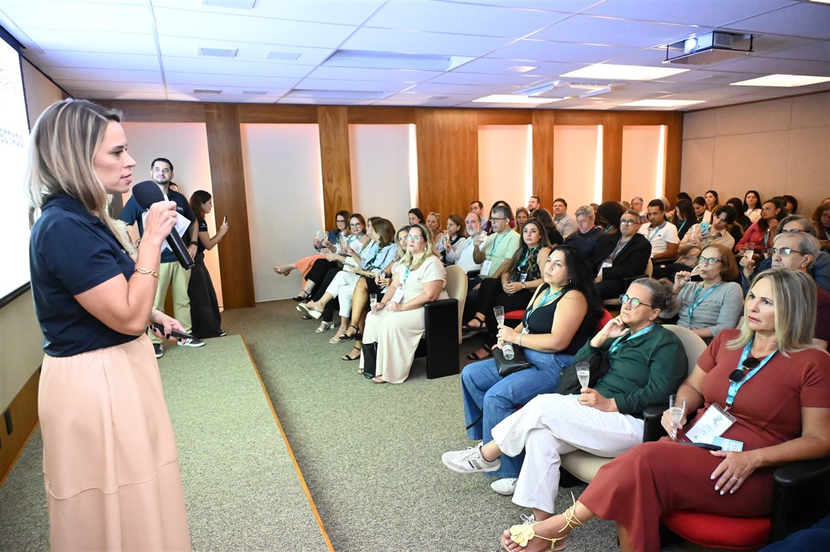 Mario Borges, da R11, entre equipes da Ancoradouro e Mondiale
