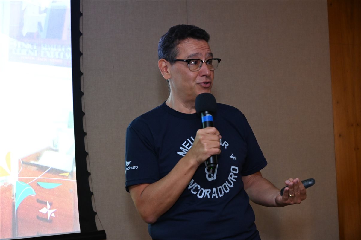 Mario Borges, da R11, entre equipes da Ancoradouro e Mondiale