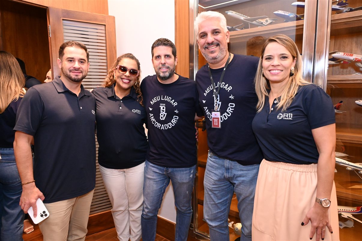 Mario Borges, da R11, entre equipes da Ancoradouro e Mondiale