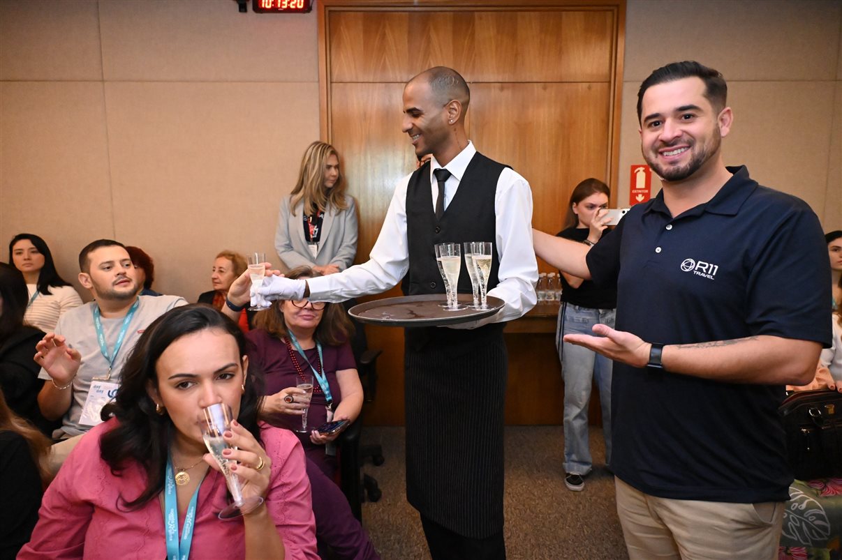 Mario Borges, da R11, entre equipes da Ancoradouro e Mondiale