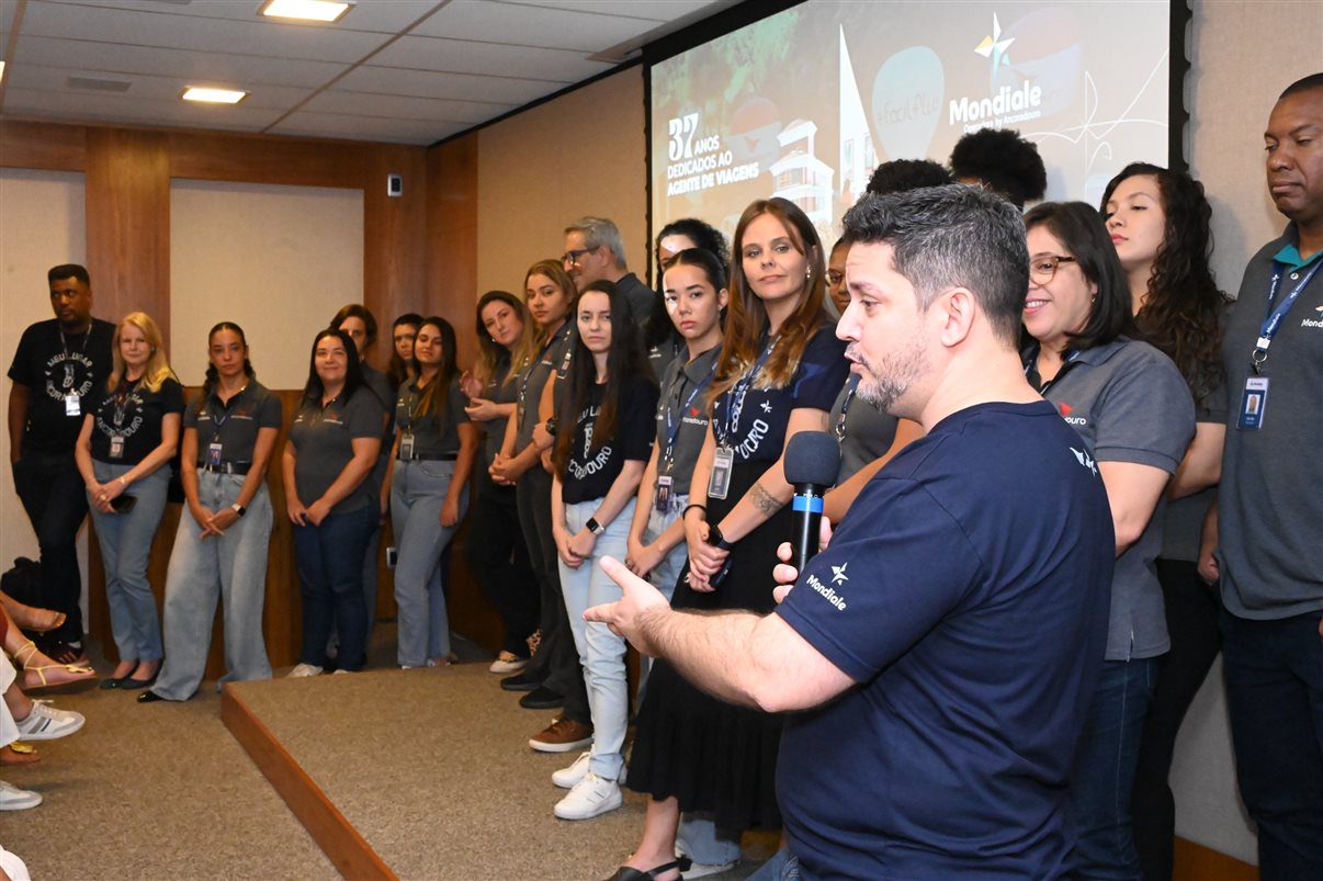 Mario Borges, da R11, entre equipes da Ancoradouro e Mondiale