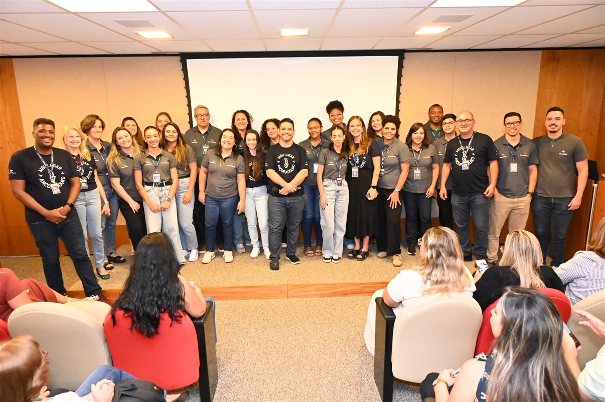 Mario Borges, da R11, entre equipes da Ancoradouro e Mondiale
