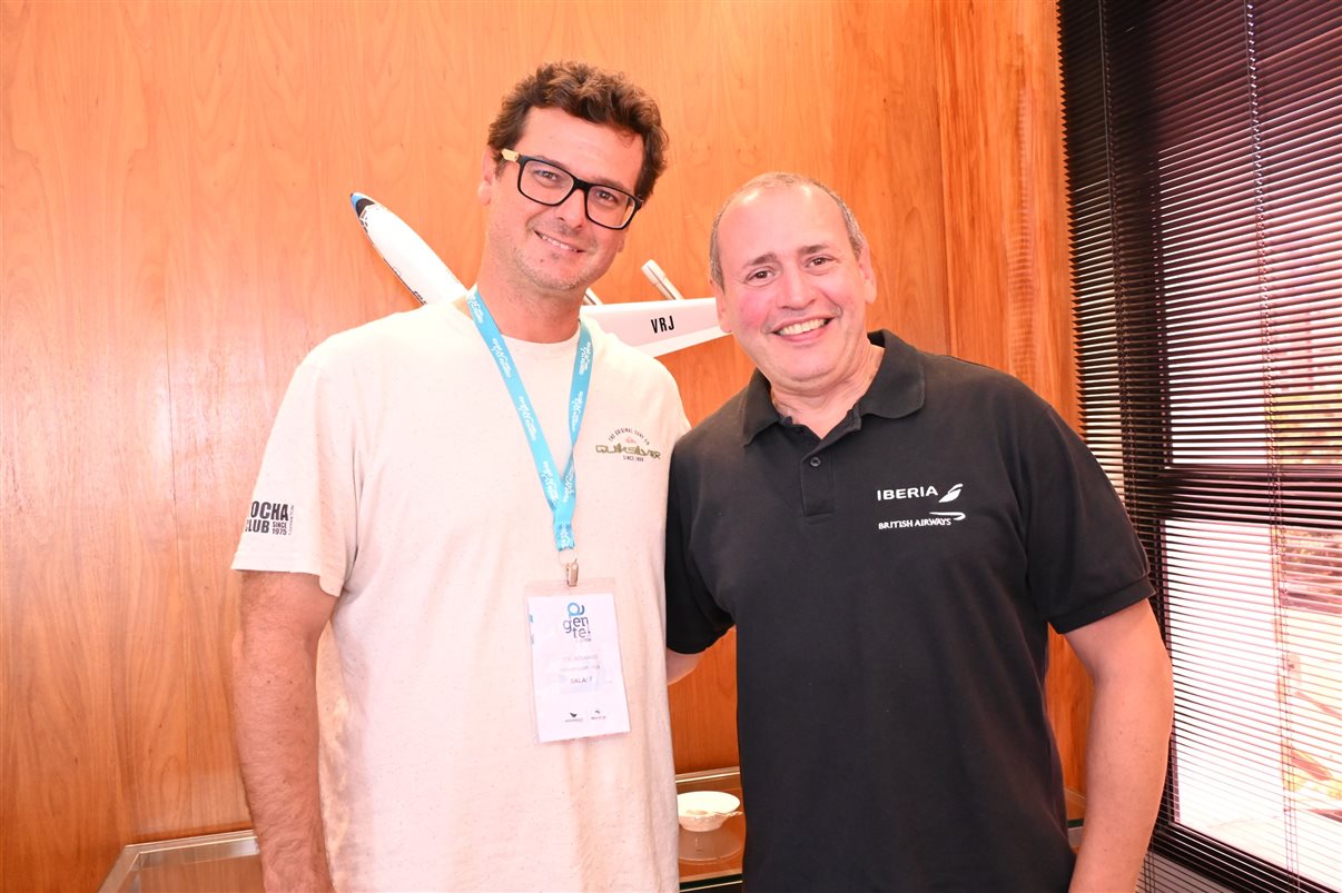 Mario Borges, da R11, entre equipes da Ancoradouro e Mondiale